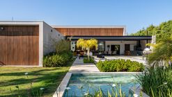 Casa Morada / Tatyane Vasconcelos Coradi + Jattobá Construtora