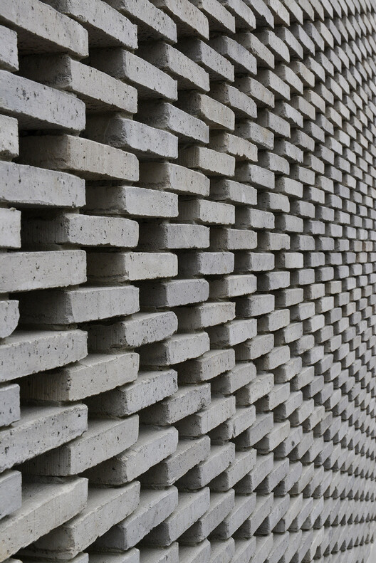 Entrance Square for Hermes Workshop / palast - Image 13 of 18