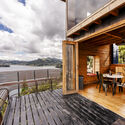 Punta casitas – Cabaña 1 / Yemail Arquitectura  - Fotografía exterior, Casas, Terraza, Fachada, Fijación Vigas, Barandas, Cierros, Balcón, Sillas
