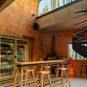 Bar Casa Relámpago / Estudio Tecalli - Fotografía interior, Mesas, Ladrillo, Fijación Vigas