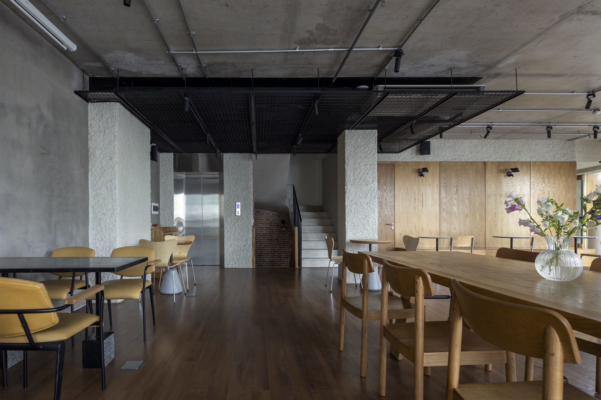 Gallery of TNV Coffee and Complex Building / Comma Studio - 20