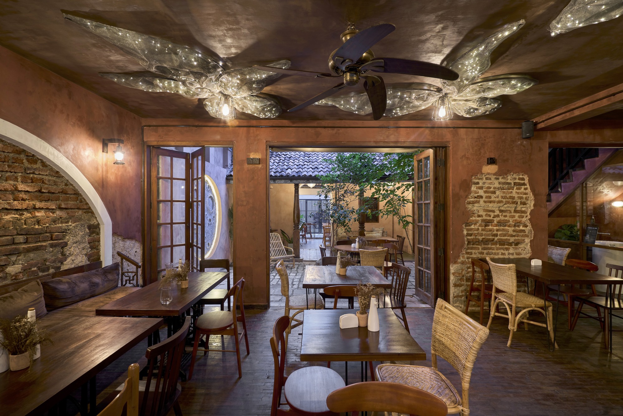 Gallery of La Luna Pizzeria and Café / The Silent Architect 8