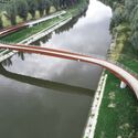 Elevating Urban Connectivity: The Spirit of Pedestrian Bridges in Cities - Image 3 of 4