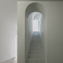 Elogio del Grigio House / Antonino Cardillo - Interior Photography, Stairs, Arch, Arcade