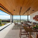 Casa Apuã / Aoki Arquitetura - Fotografia de Interiores, Casas, Terraço, Viga, Fachada, Balcão, Mesa, Cadeira