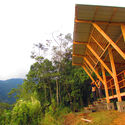 Mirador del Duende / Universidad Católica de Pereira - Fotografía exterior, Instalaciones Y Estructuras, Fijación Vigas, Bosque