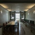 Cafeteria Sipply / sgnhA - Fotografia de Interiores, Interiores De Cafeterias, Porta, Cadeira, Mesa