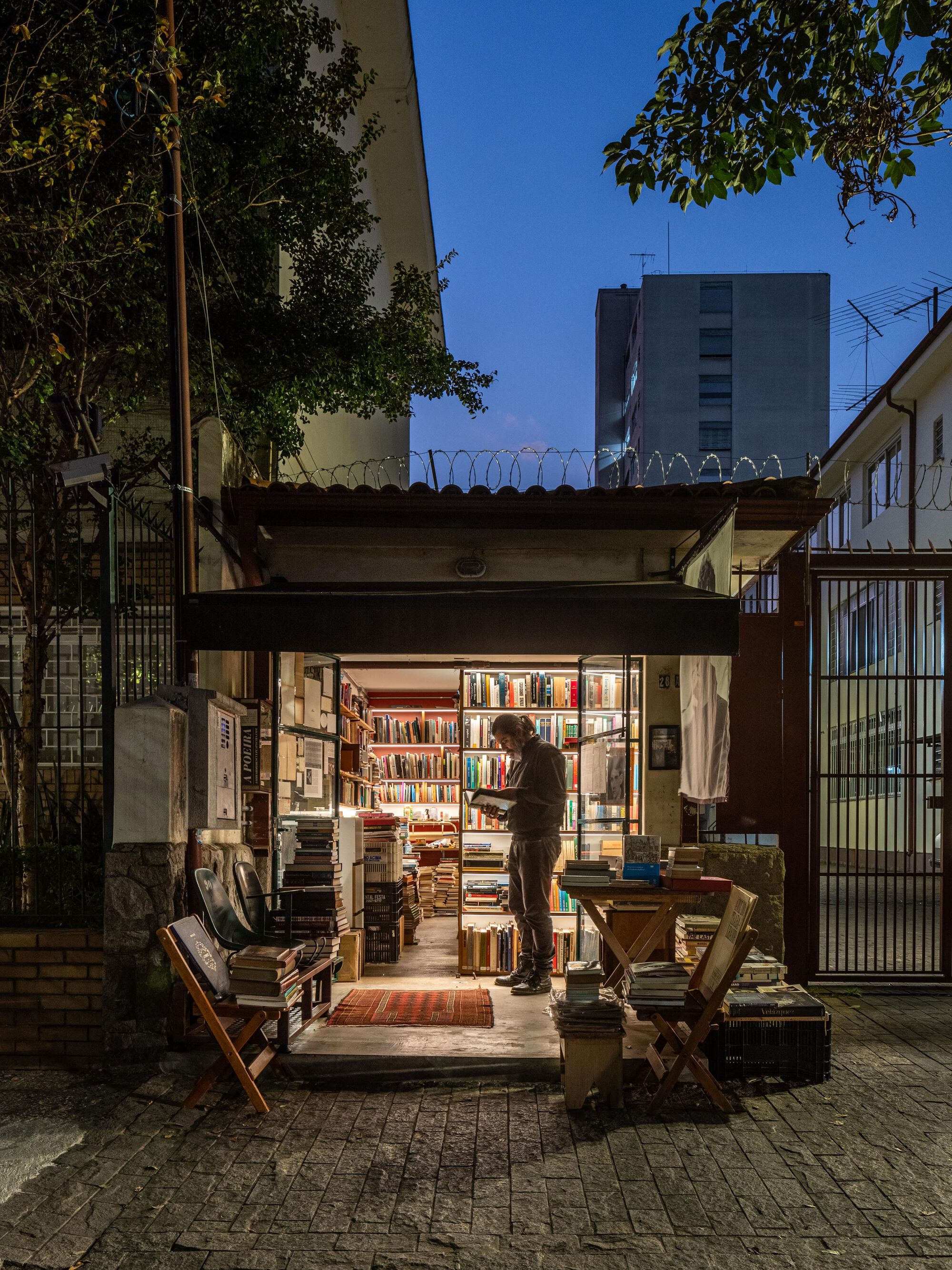 Gallery of Sorry for the Dust Bookstore / Nitsche Arquitetos - 3, image size:2000x2667
