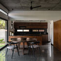 Casa do Artista e Ateliê / Cochin Creative Collective - Fotografia de Interiores, Arquitetura De Escritórios, Viga, Fachada, Mesa, Cadeira