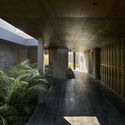 Escritório Poucas Paredes e um Telhado / inpractice - Fotografia de Interiores, Arquitetura De Escritórios, Jardim, Fachada, Porta