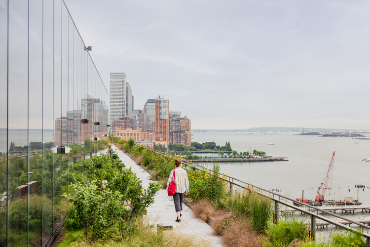 Rethinking work culture: Google unveils New York headquarters in renovated St. John's Terminal - Image 1/9