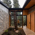 Casa del Bosque / Abel Guzman Larriva + Juan Vintimilla - Fotografía exterior, Casas, Puerta, Fachada, Fijación Vigas