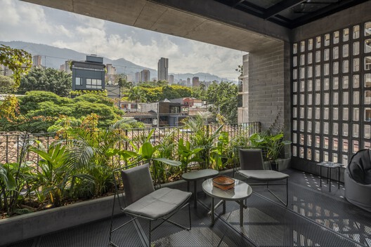 Gotham House / Plan:b arquitectos - Exterior Photography, Table, Chair, Windows