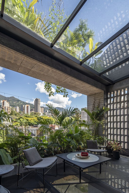 Gotham House / Plan:b arquitectos - Exterior Photography, Windows, Table, Chair
