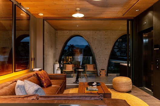 Gotham House / Plan:b arquitectos - Interior Photography, Living Room, Table