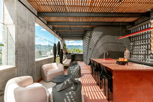 Gotham House / Plan:b arquitectos - Interior Photography, Living Room, Windows, Table, Chair, Beam