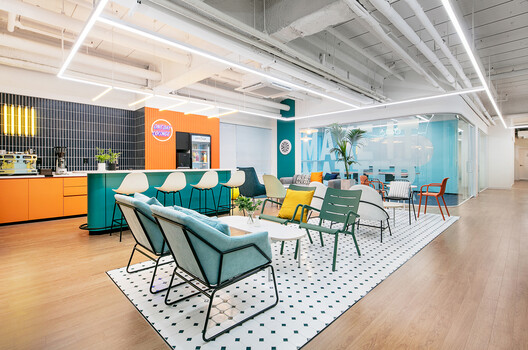 16 Multi-Colored Office Spaces That Use Chromaticism to Organize and Inspire Their Workforce - Image 17 of 17