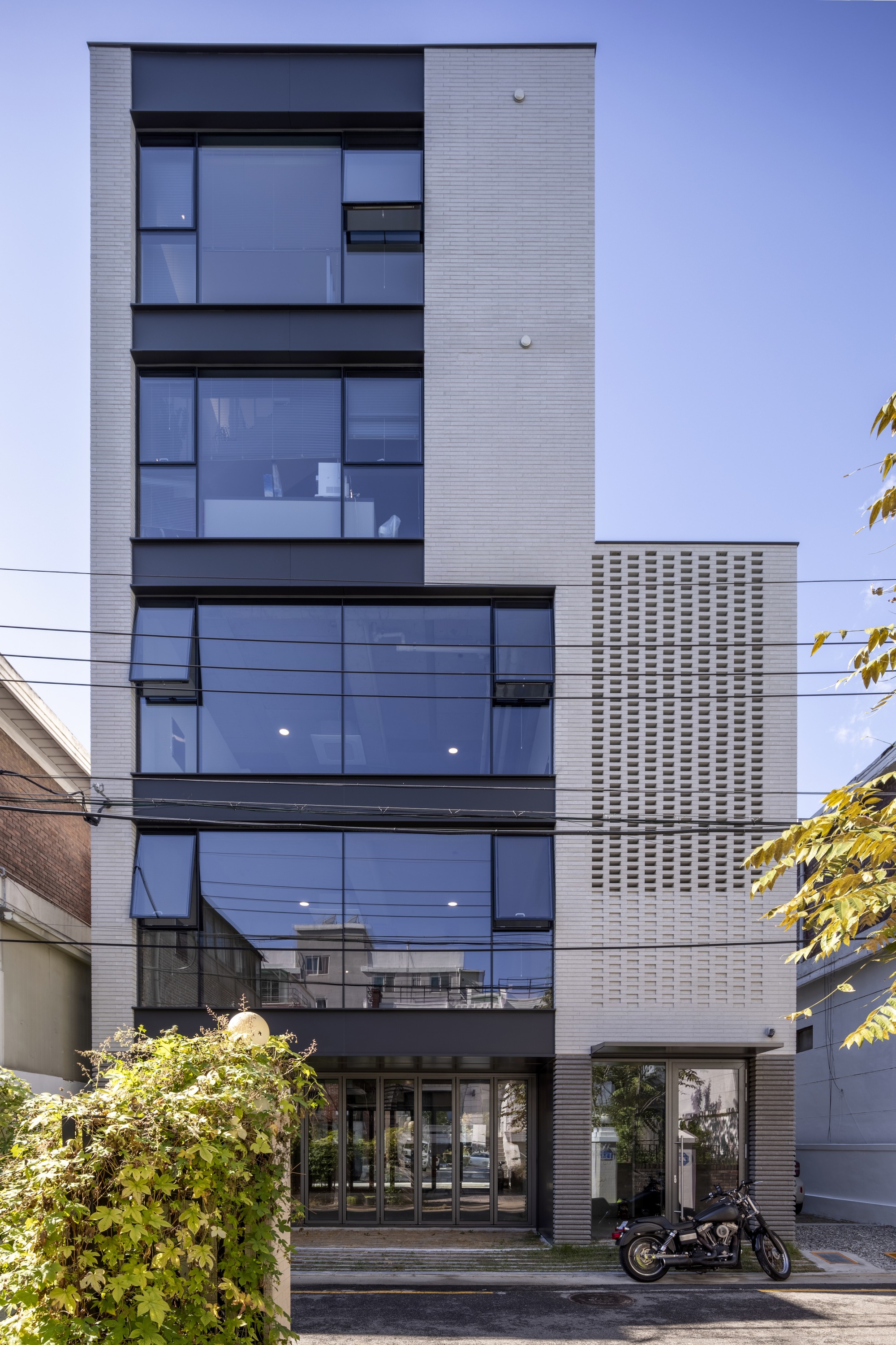 Gallery of Intec Office Building / ARCHITECTS BAN - 12