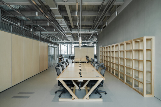 Genesis Headquarters Office / COM - Interior Photography, Table