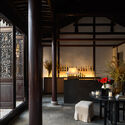 Suzhou Changyuan Jiangnan Villa/Deshe Architectural Studio-Fotografía de interiores, mesa, viga