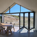 Dune Villa West aan Zee / 2by4-architects BV - fotografía de interiores, comedor, mesa, sillas, ventanas