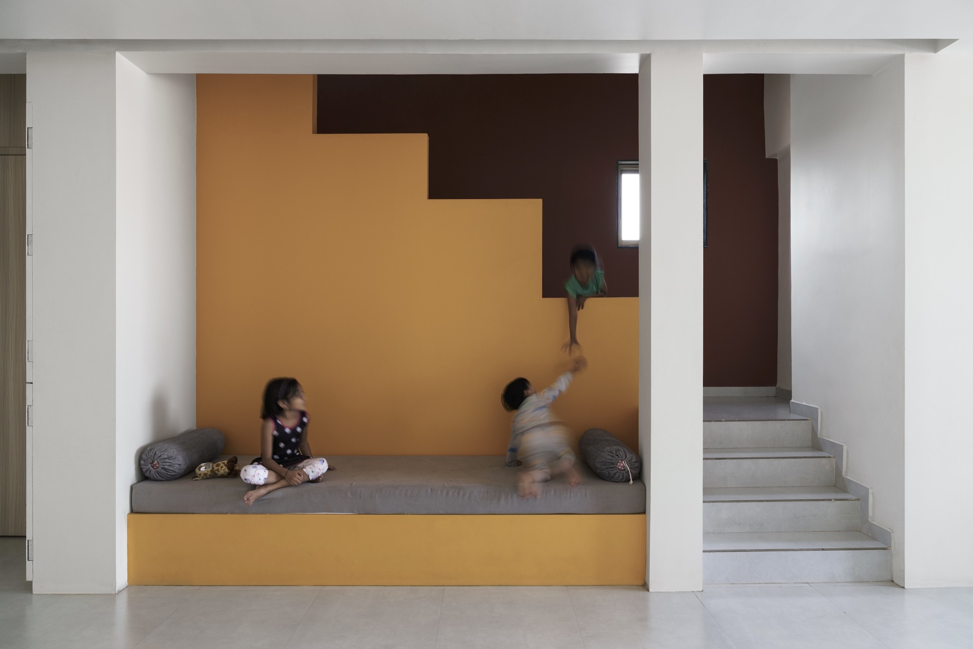 Gallery of House of Protruding Staircase / Karan Darda Architects - 4