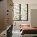 Internado de la escuela de transición aborigen de Melbourne / McIldowie Partners: fotografía de interiores, dormitorio, ventanas, silla