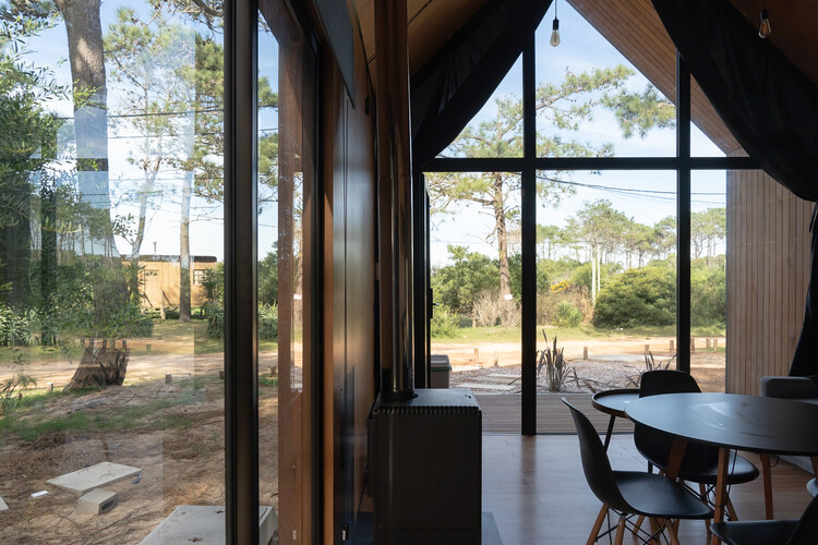 Pura Vida Shelter / Heron Estudio - Fotografía de interiores, mesas, puertas, sillas, ventanas