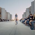 Arquitectura que inspira la moda: Villa Malaparte, la Torre Eiffel y el Instituto Salk de Louis Kahn acogen un desfile de moda - Imagen 5 de 11