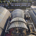 Heatherwick 在伦敦奥林匹亚更新中，安置褶皱玻璃天幕 - Image 4 of 4