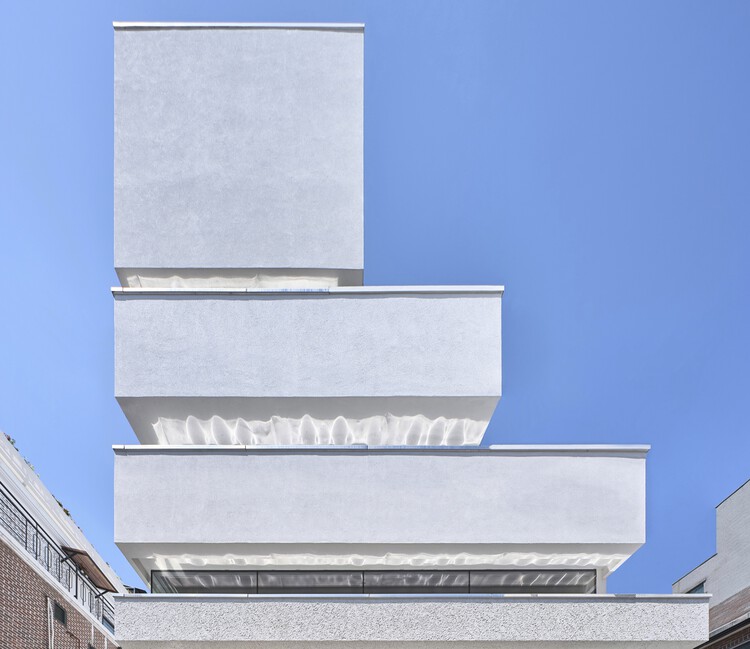 Edificio de uso mixto Sinsa-dong / a round Architects - más fotos