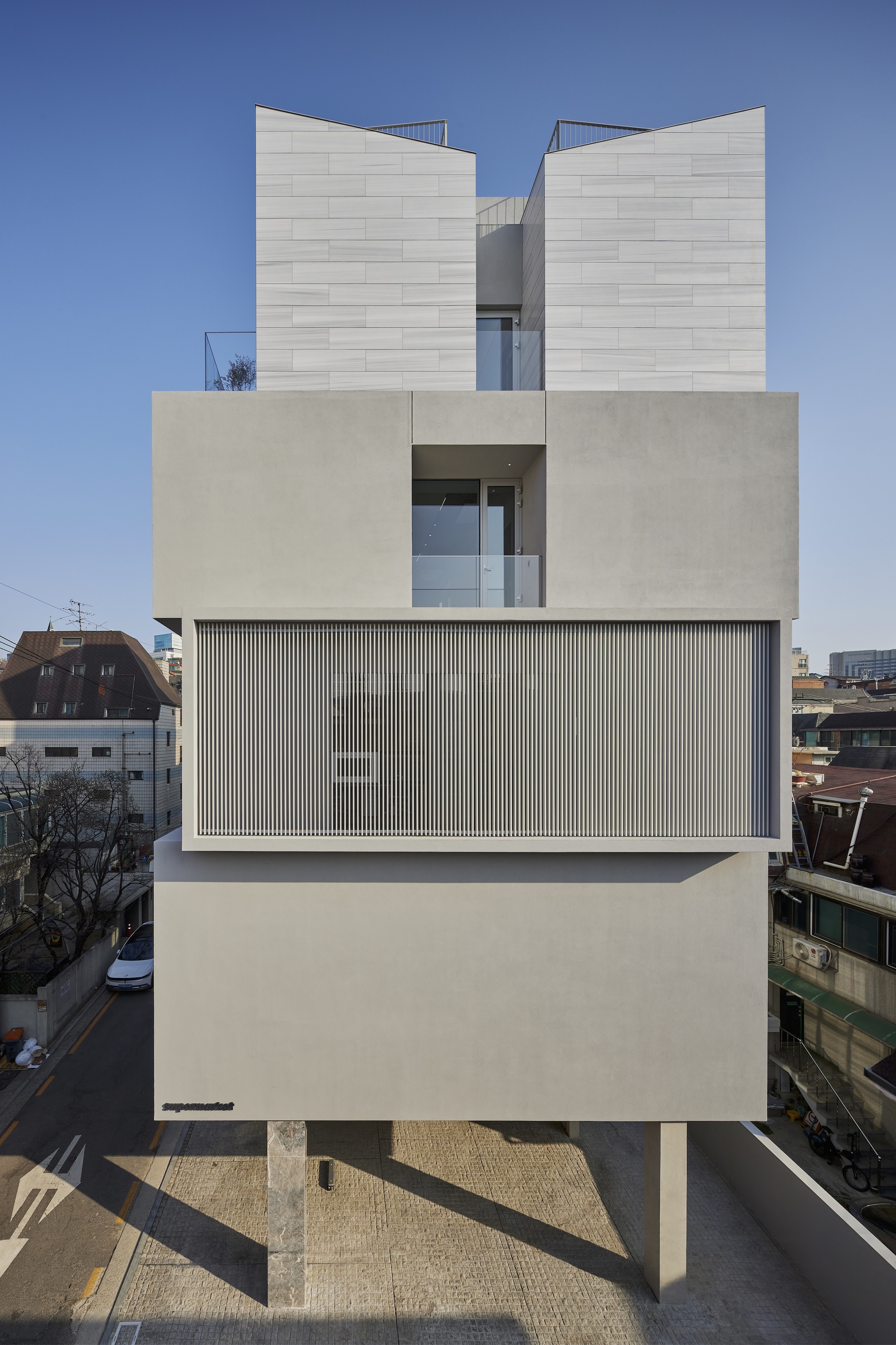 Gallery of Collective Mirror Office Building / S.E.E.D haus - 8