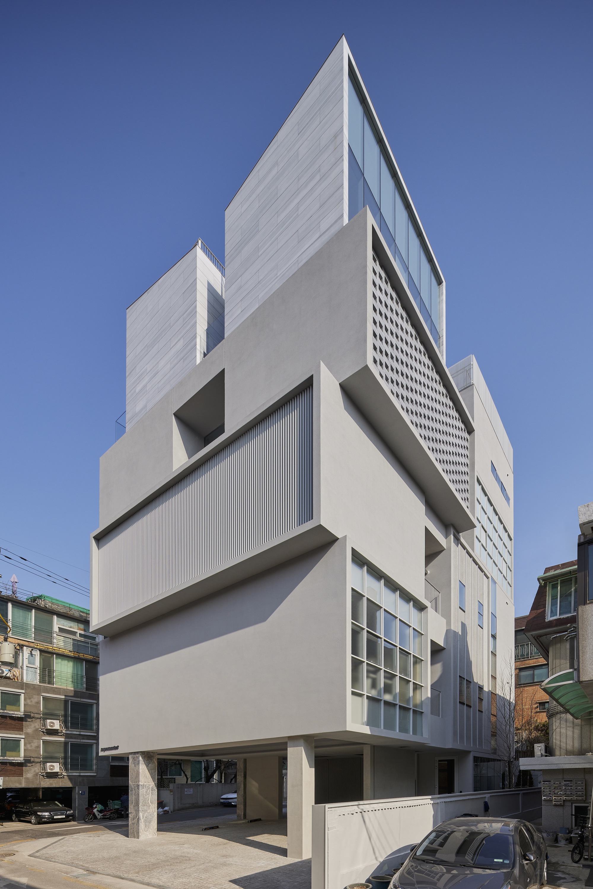 Gallery of Collective Mirror Office Building / S.E.E.D haus - 2