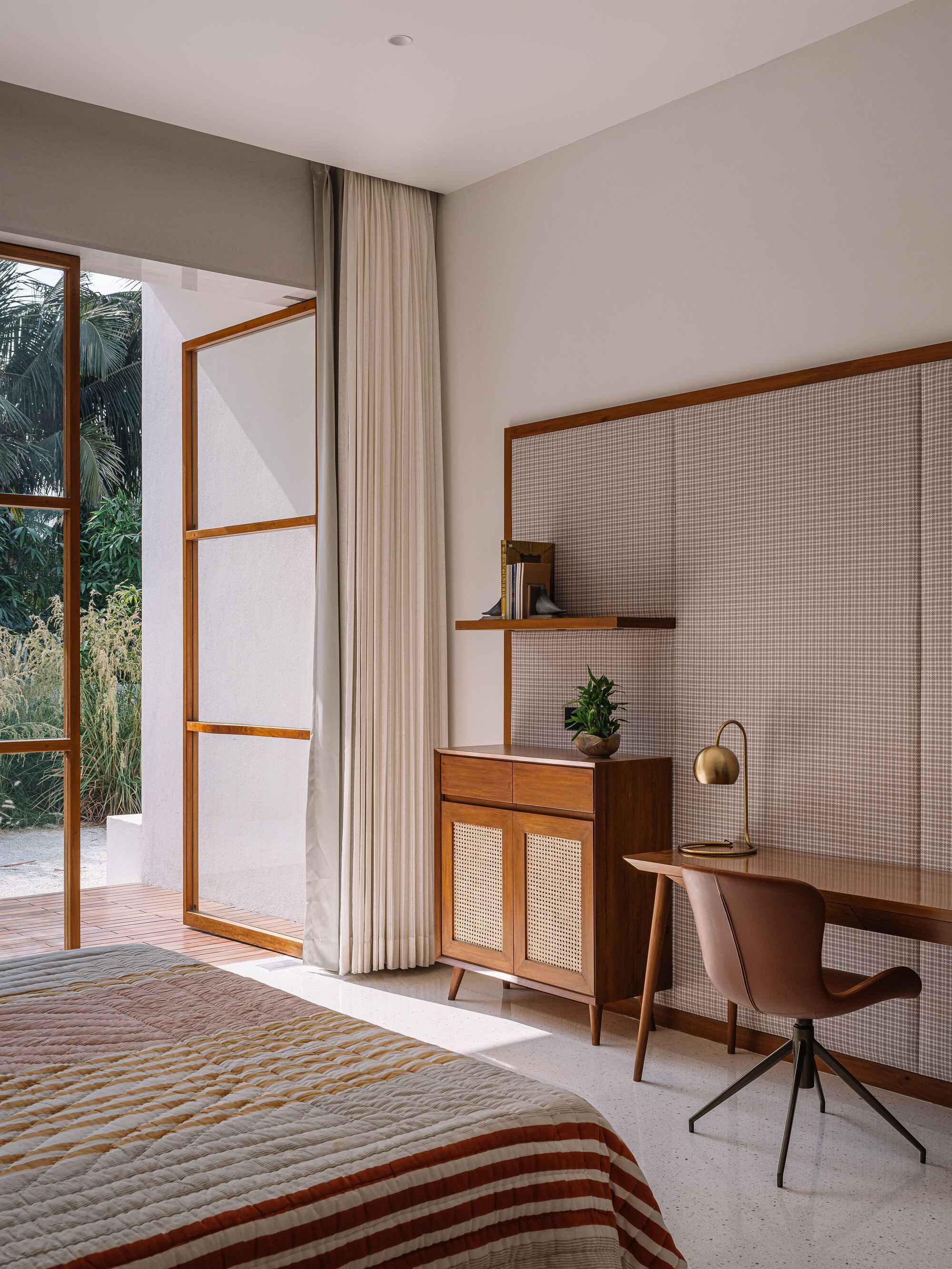 Gallery of White House / Dipen Gada and Associates - 13