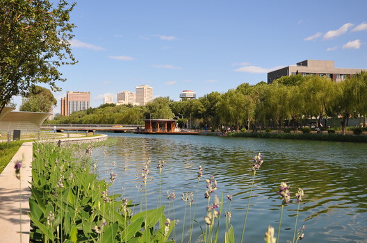 北京亮马河滨水景观廊道 / AECOM - 16 的图像 26