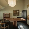 衡建筑南京办公室 / 衡建筑 - 室内图, 办公室内设计, 桌子, 灯, 椅子