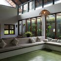 Janani Residence / Naked Volume Architecture Studio - Fotografía de interiores, salón, sofá, ventanas