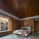 Mango Tree House / Enviarch Studio - fotografía de interiores, mesas, vigas, sillas
