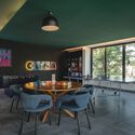 Hacienda Kikteil / BOIDE + MAGV Arquitectos - Fotografía interior, Comedor, Mesas, Sillas, Ventanas