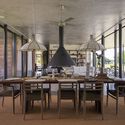 Villa Zambezi / Felix Brinkhege - fotografía de interiores, comedor, mesa, sillas, vigas, ventanas