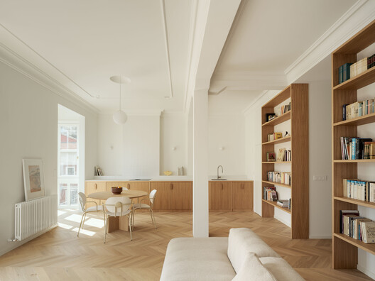 Apartamento en la Plazuela de Santiago / BABELstudio - Fotografía interior, Estanterías, Sillas