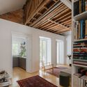 Apartamento Estrela, Lisboa / Filipe Fonseca Costa - Fotografía de interiores, estanterías, madera, vigas
