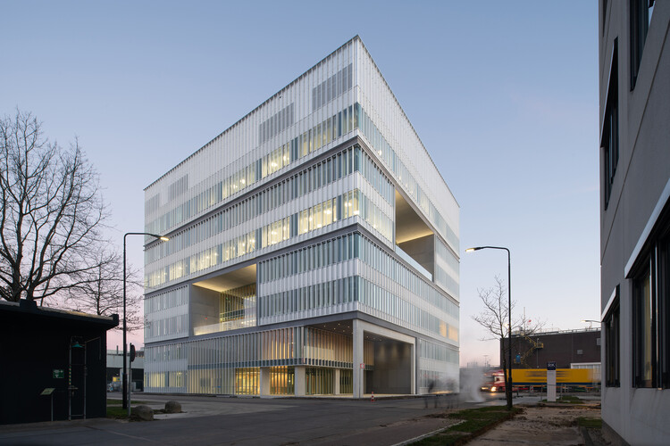 Marie Curie Office Building / Proof of the Sum - Exterior P،tography, Windows, Facade