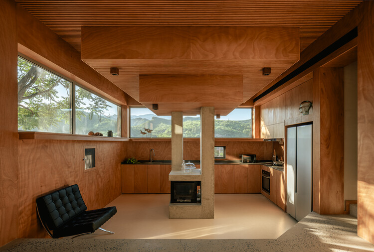 House of Bluff / Chaoffice - fotografía de interiores, cocina, ventanas, vigas