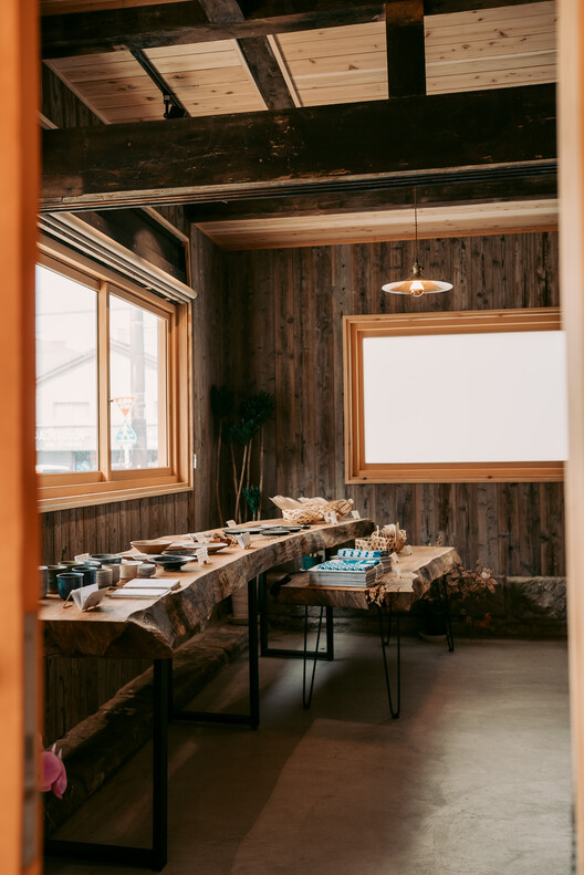 Ikeda Ryokan Renovation / atelier Lamp Ikeda Ryokan Renovation / atelier Lamp - Interior Photography, Dining room, Table, Windows, Beam