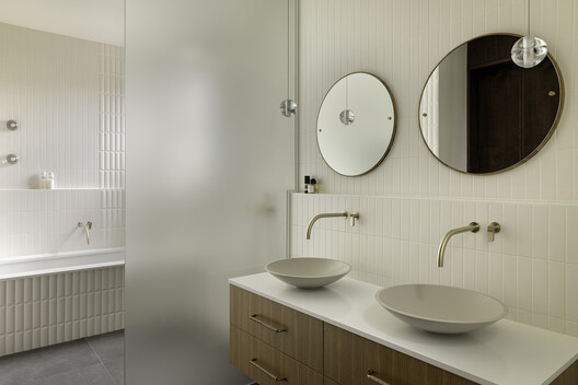 The Warren House / PLOTNONPLOT Architecture Inc. The Warren House / PLOTNONPLOT Architecture Inc. - Interior Photography, Bathroom, Sink