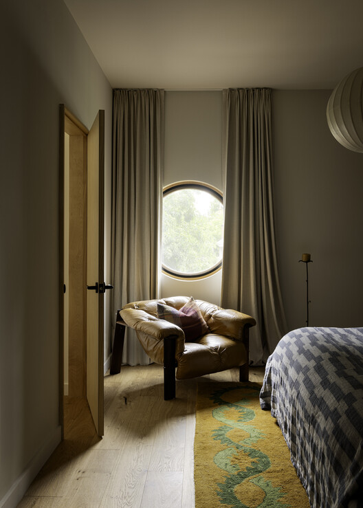 The Warren House / PLOTNONPLOT Architecture Inc. The Warren House / PLOTNONPLOT Architecture Inc. - Interior Photography, Bedroom, Windows, Bed