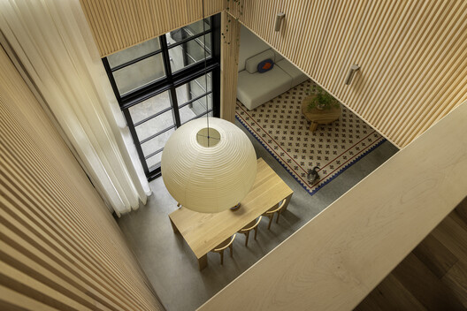 The Warren House / PLOTNONPLOT Architecture Inc. The Warren House / PLOTNONPLOT Architecture Inc. - Interior Photography, Table, Chair, Windows, Shelving