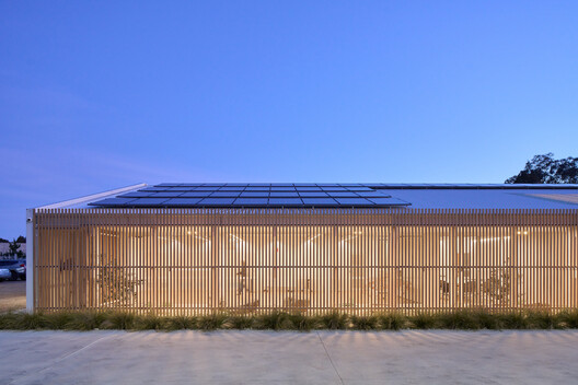 Centro de Saúde Integrada / Sarah Lake Architects - Imagem 2 de 23
