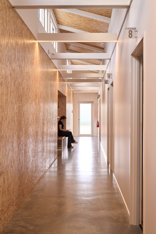 Centro de Saúde Integrada / Sarah Lake Architects - Fotografia de Interiores, Cadeira